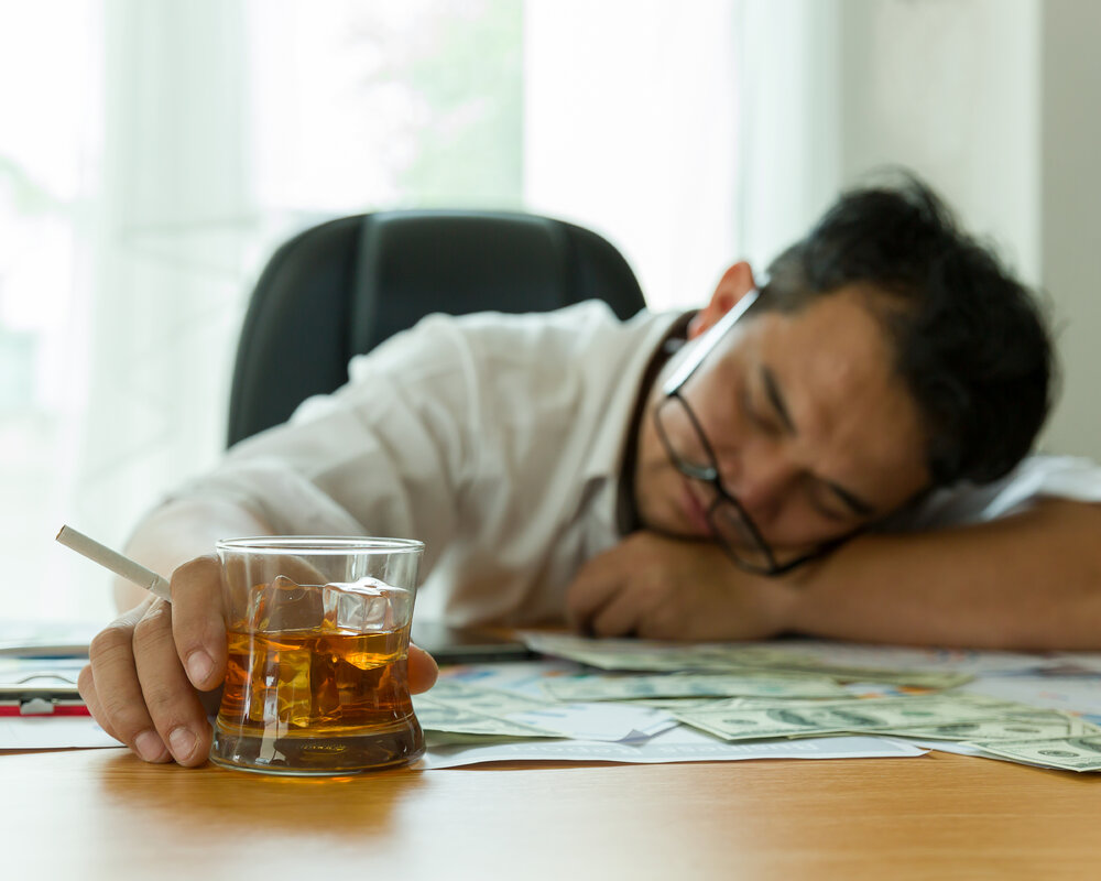 мужчина спит после алкоголя